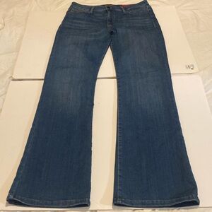 Guess mid rise bootcut stretchy jeans In very nice condition